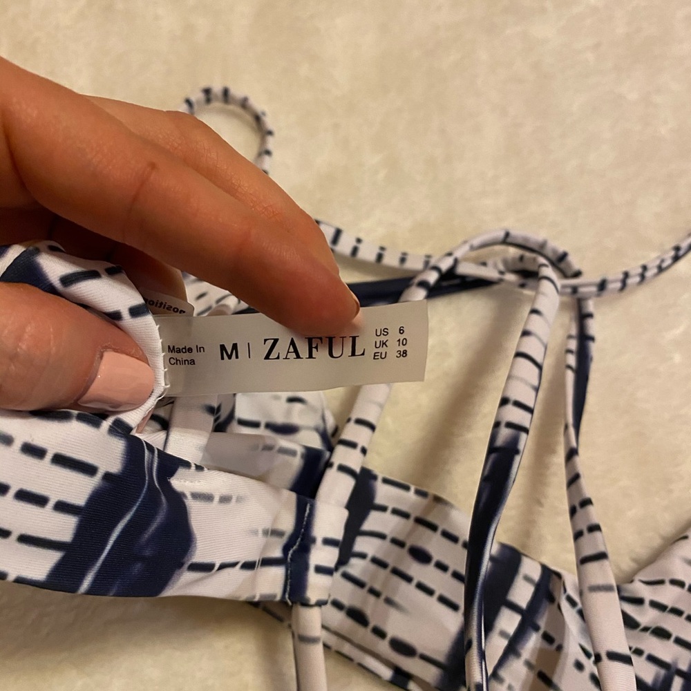 Bikini - Picture 10 of 10